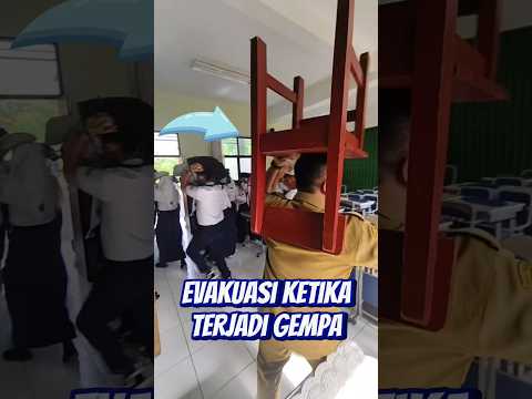 Hanya simulasi ya gays! 😁 #shorts #anaksekolah #smp #simulasi #bencanaalam #gempa #mitigasi