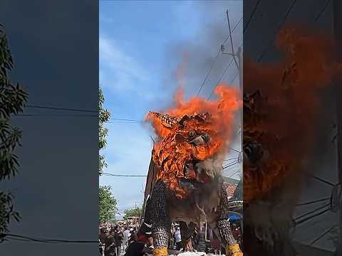 detik-detik ogoh-ogoh terbakar gara-gara flare #cirebon #ogohogoh #flare #beritaterkini #feedshorts