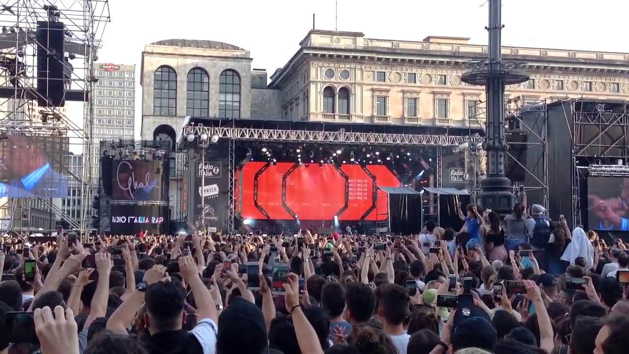 Ghali & Cara Italia Live at Piazza Duomo Milano 2018 ๐ถ