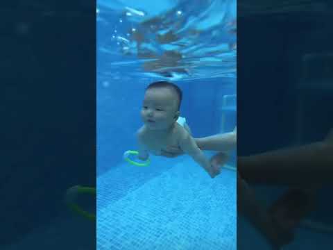 Bơi sinh tồn cho bé