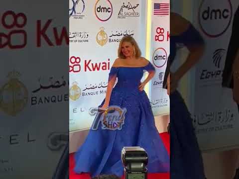 يسرا تداعب المصوريين علي السجادة الحمراء في مهرجان القاهرة السينمائي #ciff44 #ciff