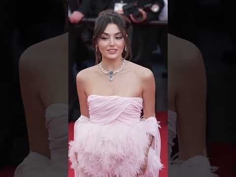 النجمة التركية هاندا ارتشيل على السجادة الحمراء لمهرجان كان السينمائي الدولي💕Hande Erçel 