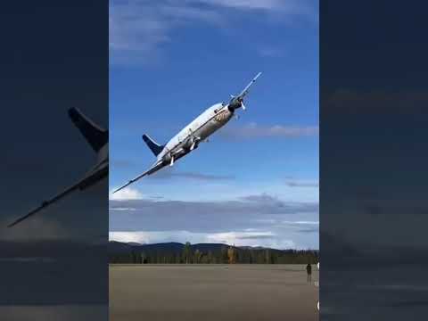 Raro avião quadrimotor Douglas dc-6 em um belíssimo rasante a poucos metros do chão
