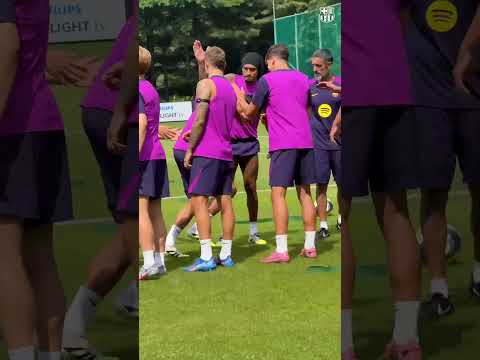 🎂🤣 Héctor Fort cumple años y no se ha librado del pasillo de collejas