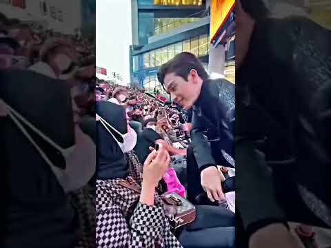 مسك ايد معجبه محجبه وقرب منه 😳#shorts#srt#svk