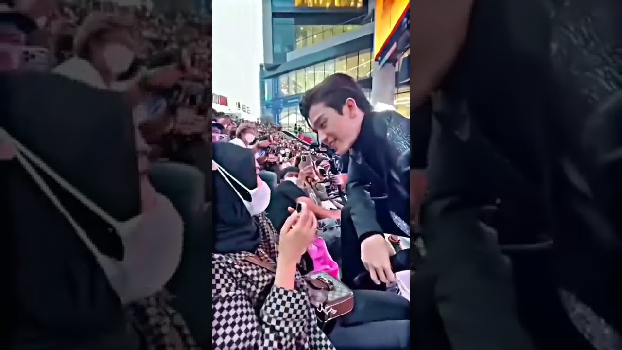 لحظة رومانسية مع فتاة محجبة تقترب منك 😳 #Shorts