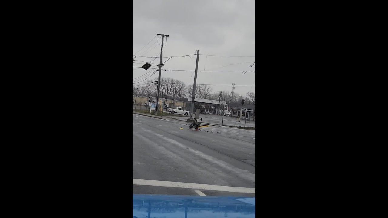 Strong Winds Knock Over Traffic Light, Causing a Breakage π¦