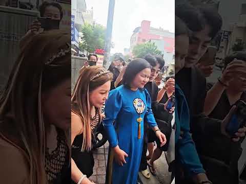 Bích Phương đi tập nhạc thu âm