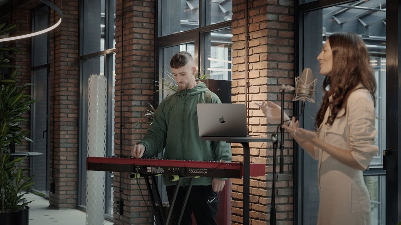 Billy Gillies & Hannah Boleyn Perform 'DNA (Loving You)' Live 🎶