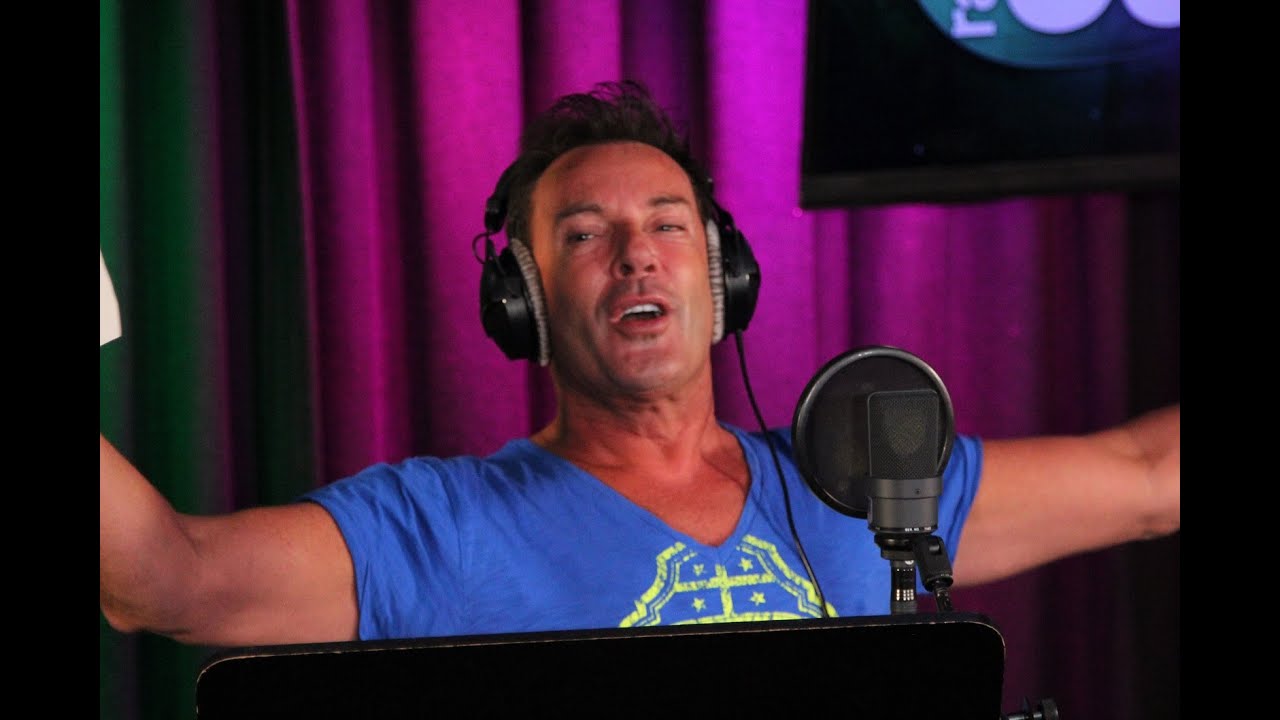 Gerard Joling Performs 'Iedereen Doet 'T' Live 🎤