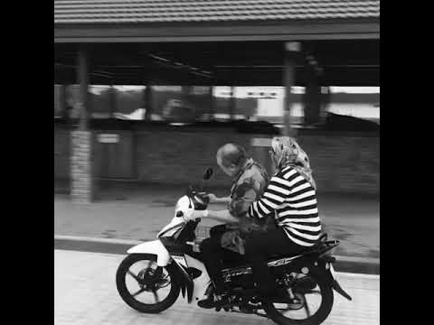 Aksi Sultan Johor bawa Permaisuri Johor naik kapcai buat netizen terhibur