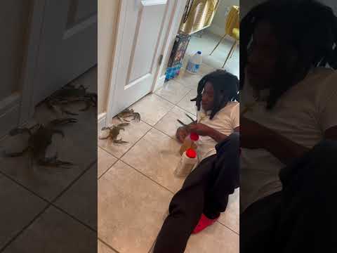 SON CAUGHT DOING THIS WITH 2 BLUE CRABS 🦀 WATCH TIL END #shorts