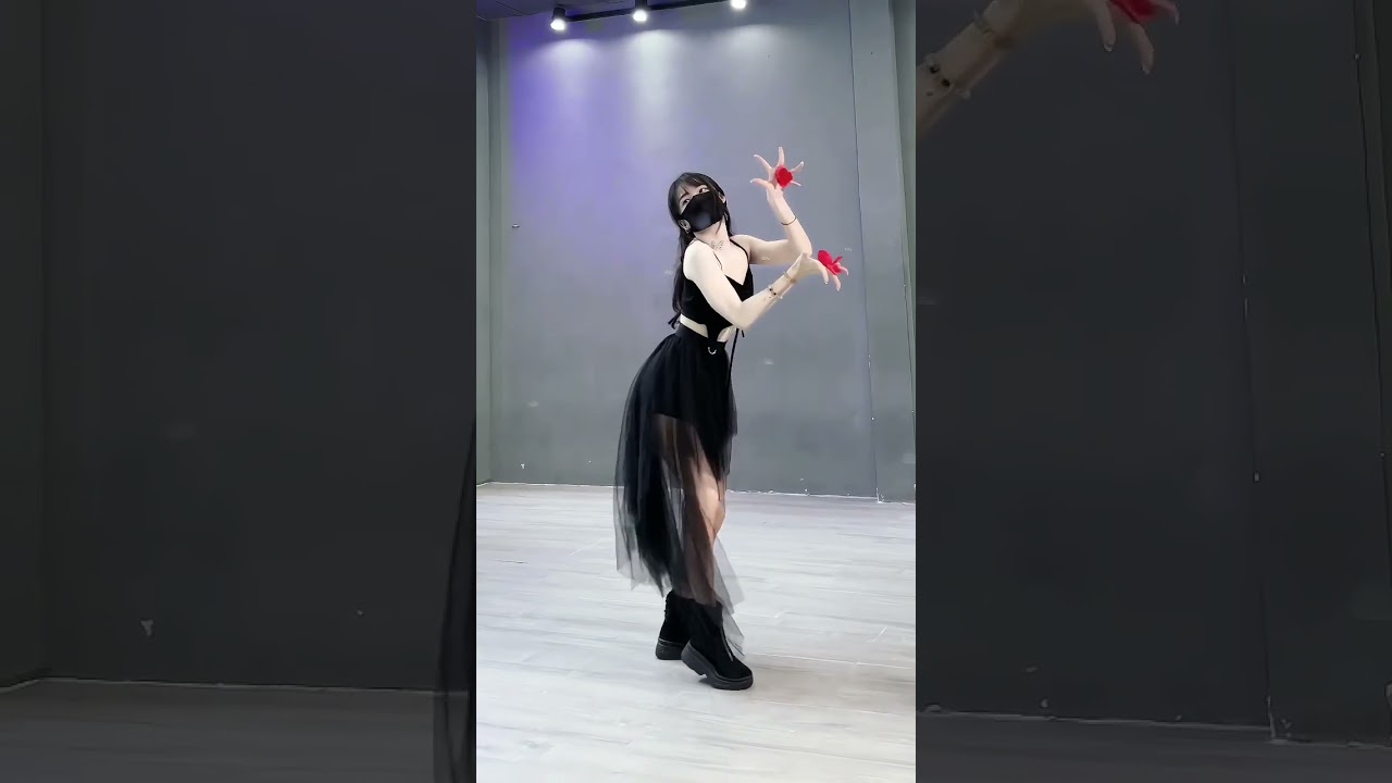 Jisoo (BLACKPINK) - FLOWER Dance Cover 🎶