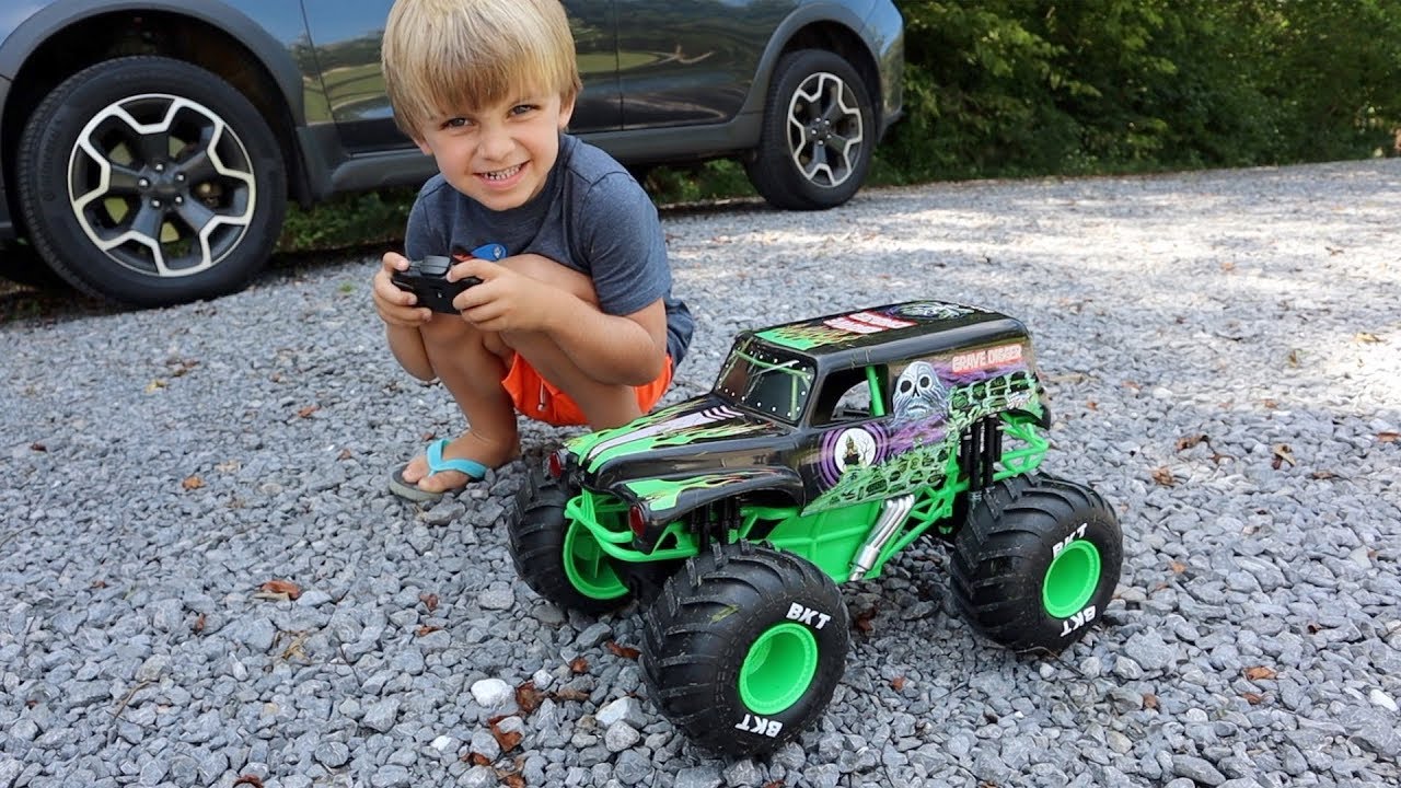 First Drive of Our Grave Digger RC Monster Truck 🚚