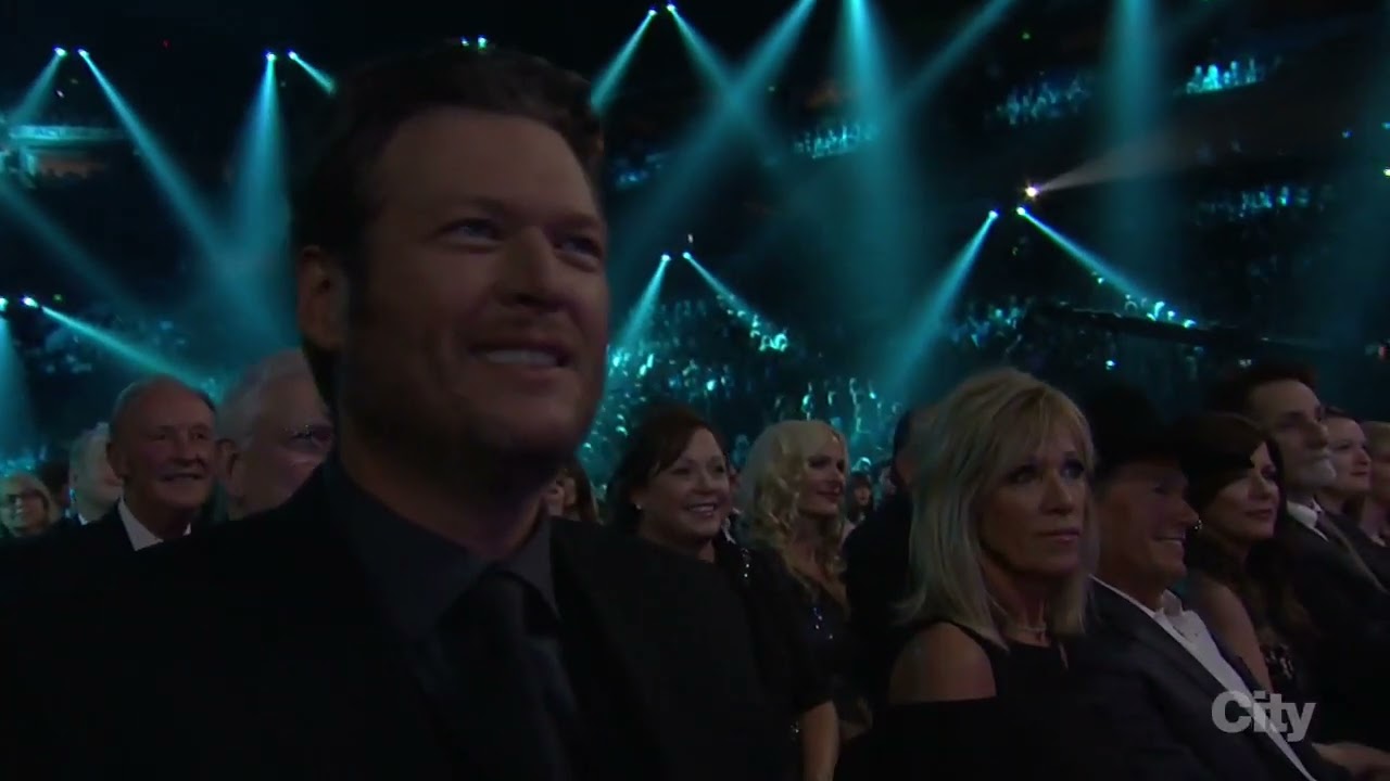 Miranda Lambert & Meghan Trainor - All About That Bass (CMA 2014)