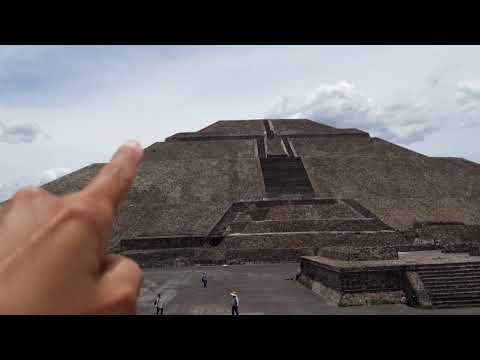 supervollmond mit Mondfinsternis- Mexiko City Pyramiden