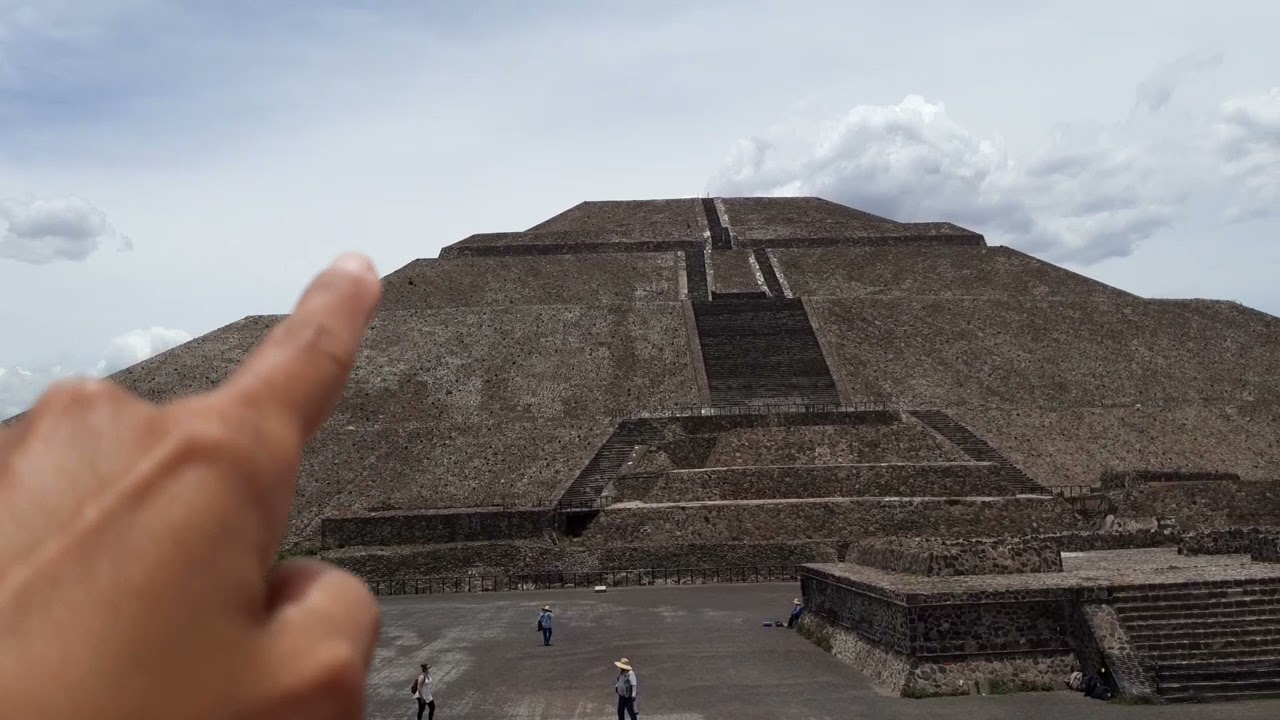 Supervollmond mit Mondfinsternis über den Pyramiden in Mexiko-Stadt