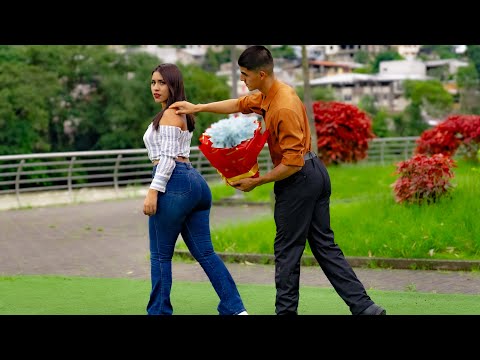 Millonario puso a prueba a vendedora de la calle sin imaginar su reacción