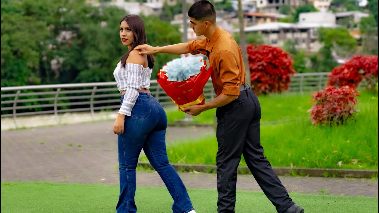 Millonario Sorprende a Vendedora Callejera con una Prueba Inesperada 💵