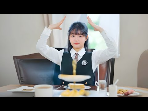 متنـمـرين بيـضـربو طـالـبه كيـوته ويتنـمـرو عليـهـا ولما بيعرفو انـها غنيه بيرجـعو زي الخـدم قدامها