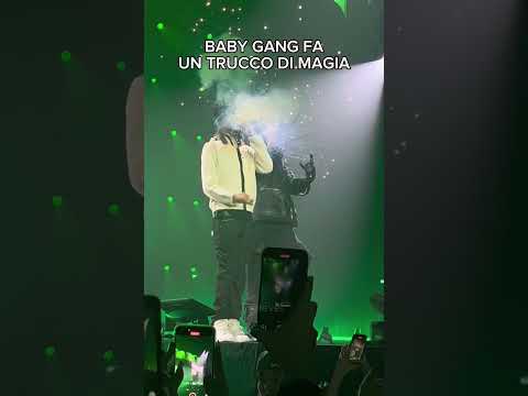 Baby Gang fa un trucco di magia al concerto #trapitaliana #babygang #concerto #magia #funny