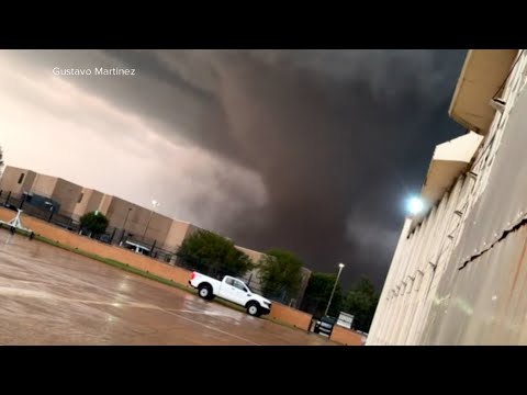 Violent tornado tears through Oklahoma town