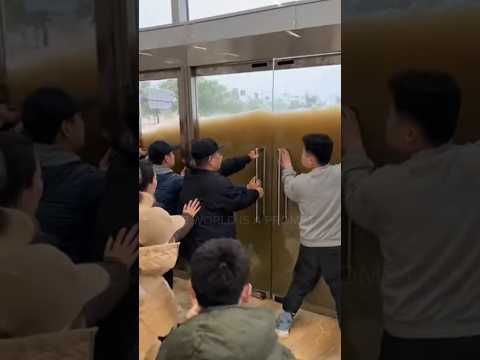 ยืนดันเพื่อไร ถามจริง😅😅 #น้ำท่วม #flood #wtf #wtfmoment #อิหยังวะ #แต่ละมื้อแต่ละเดย์