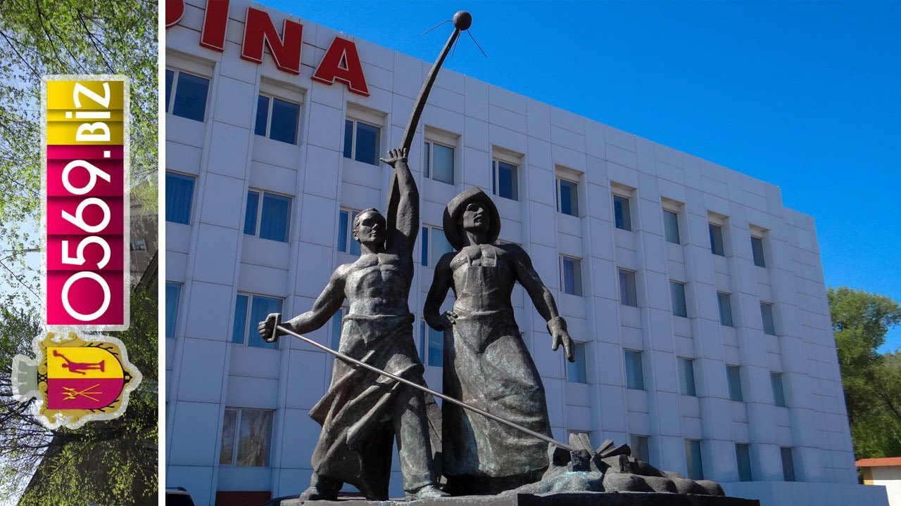 Памятник металлургам «Слава труду» — символ трудовой доблести в Днепродзержинске 🏭