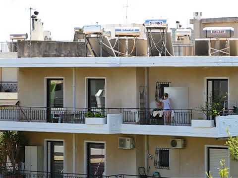 Iσχυρός Σεισμός - Στο Παγκράτι, κάμερα ασφαλείας καταγράφει τον τρόμο Νοικοκυράς σε Μπαλκόνι