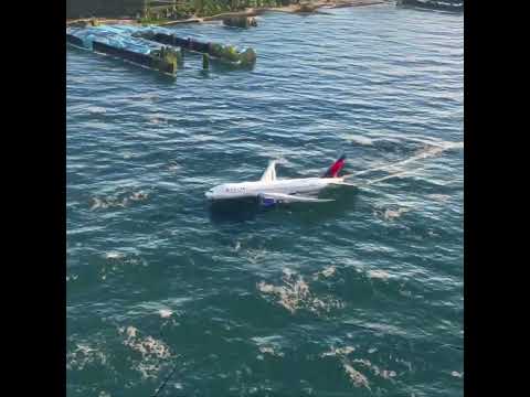 SCARIEST AIRPORT! Most Riskiest Landing of B777 DELTA AIRLINES