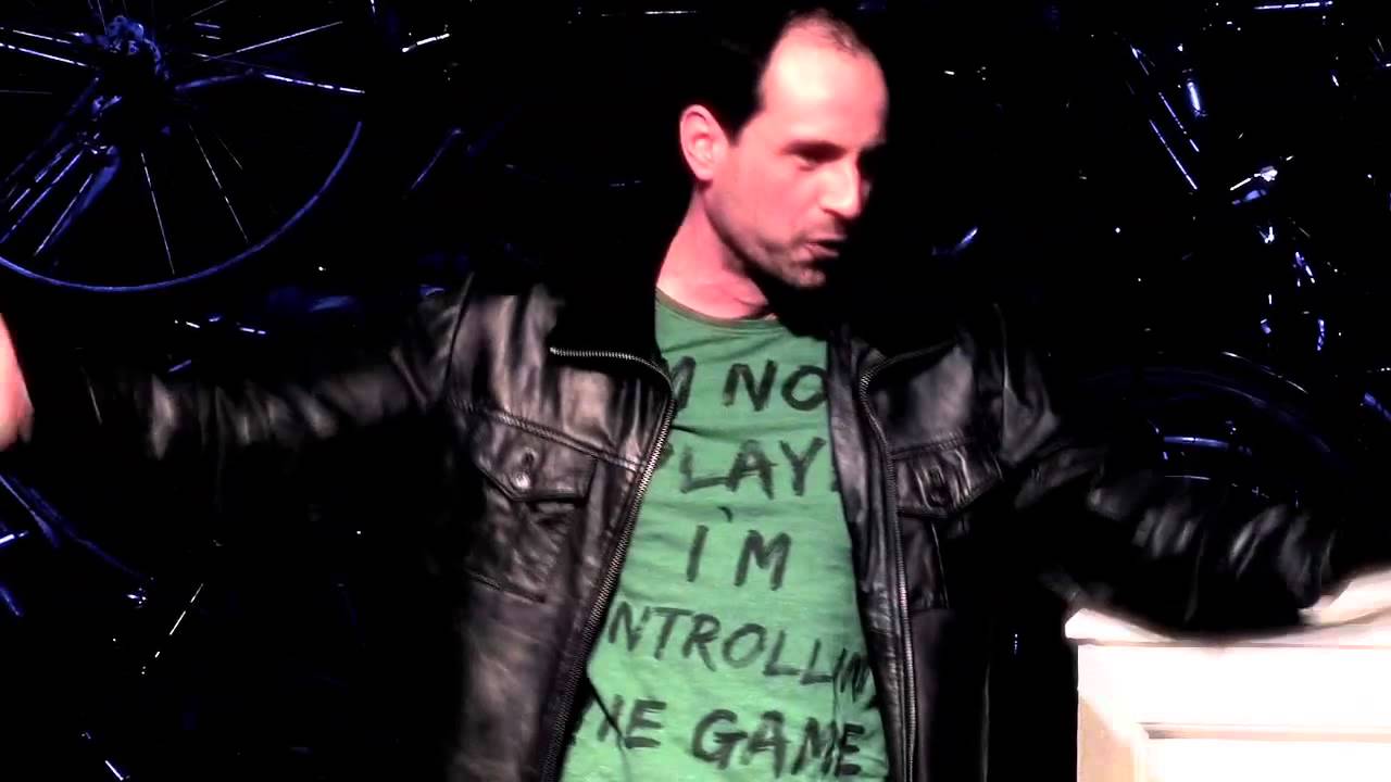 Stockmanns leidenschaftlicher Protest gegen den Kapitalismus & für eine gerechtere Gesellschaft 🎭