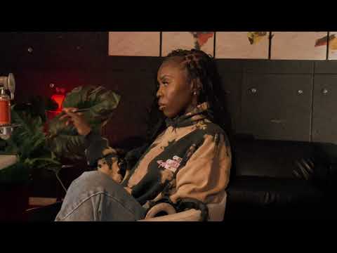 Maud Elka - Quelqu'un d'autre (Lyrics Video) 🎶