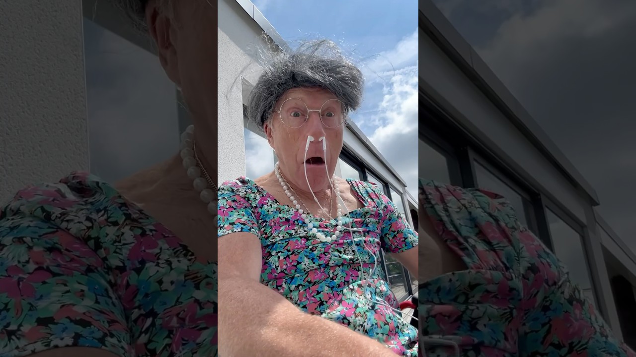 UN JEUNE SE MOQUE D’UNE MAMIE🙈🤣#humour #shorts