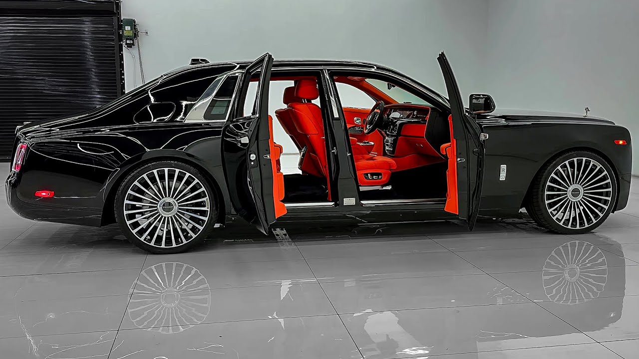 2025 Rolls Royce Phantom - Elegant and Luxurious Large Sedan