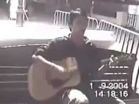 A rare video of Atif Aslam singing 'Woh Lamhe' 2004