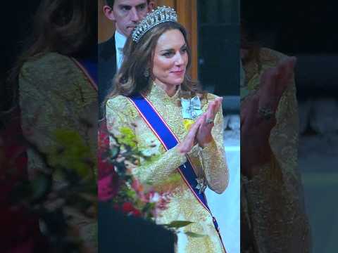 William’s quick look at Catherine as they take their seats 🤍