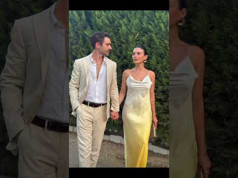 Özge Yağız ve Burak Berkay Akgül yakın arkadaşlarının düğüne katılırken el ele poz verdi