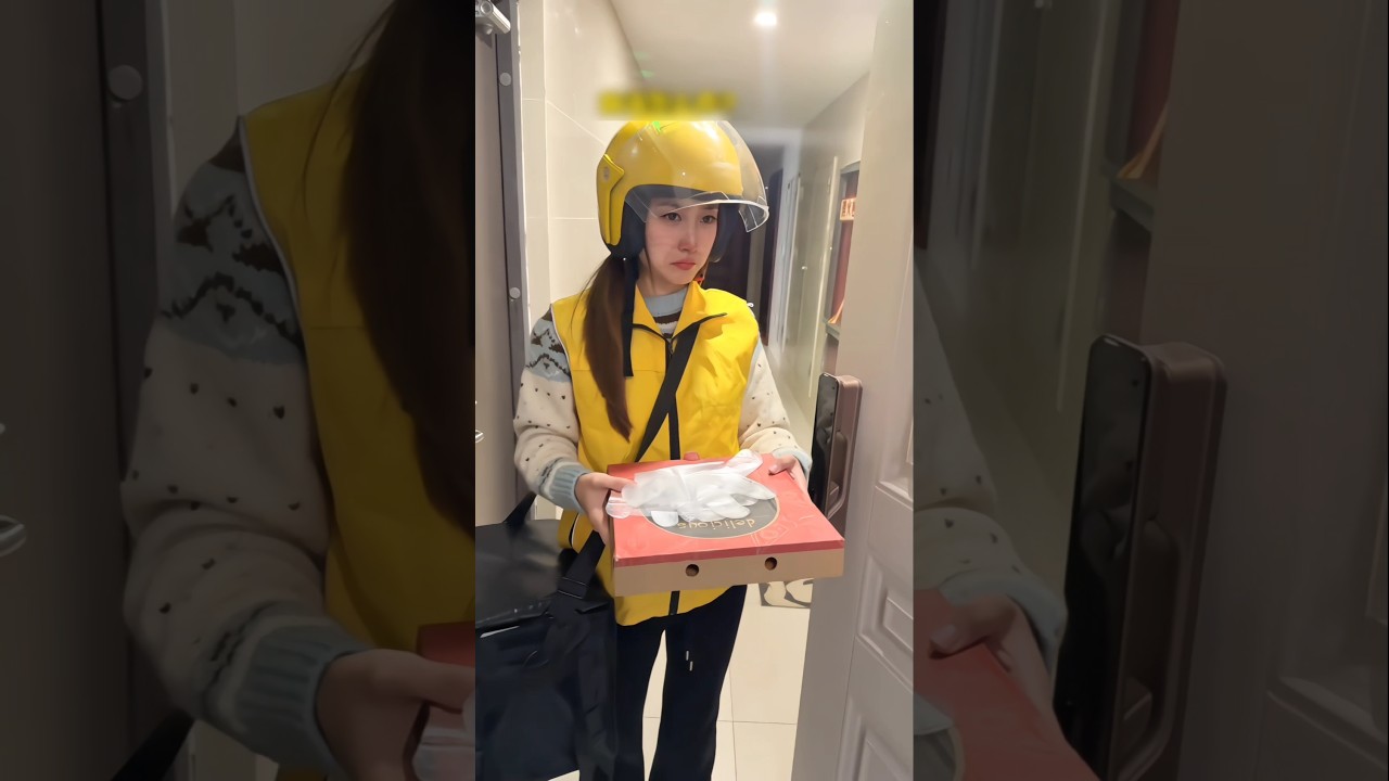 Pizza Delivery Girl Caught on Camera 😳