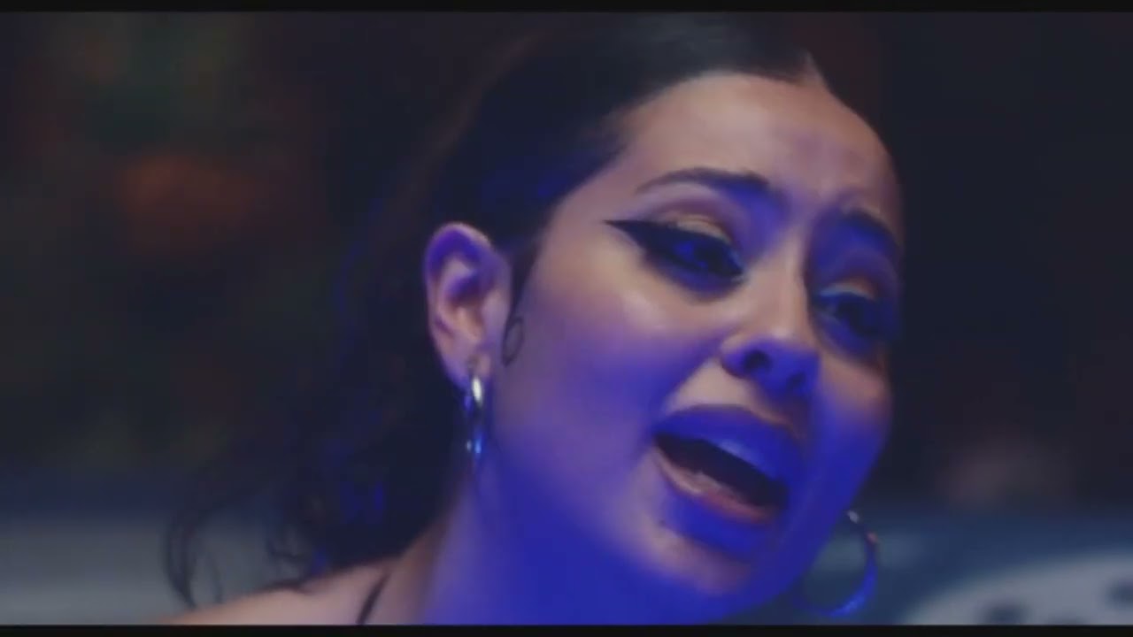 Euphoria S02E04: Cassie Vomits in Hot Tub 🤢