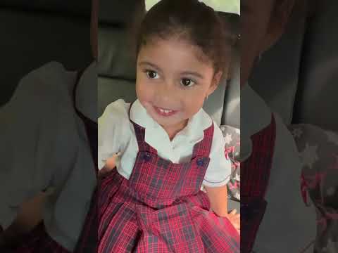 Chloe aprende los colores en inglés