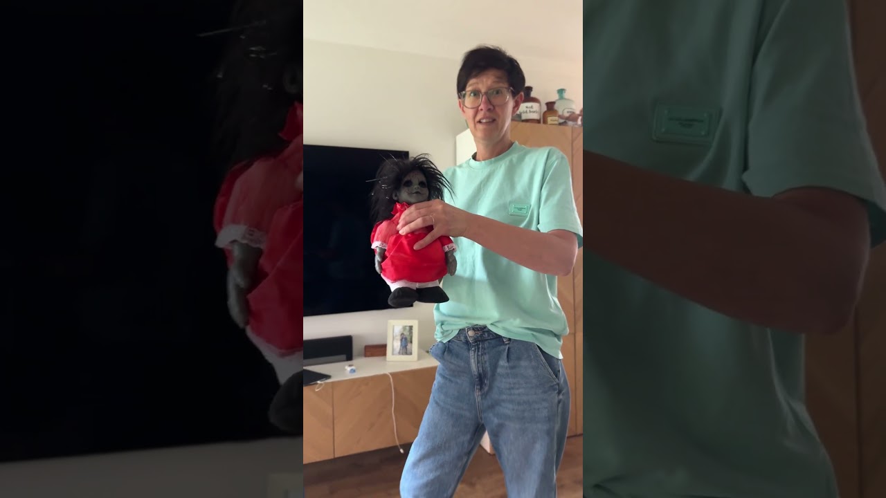 Gruselige Puppe zeigt Morgen um 09:00 Uhr! 👻