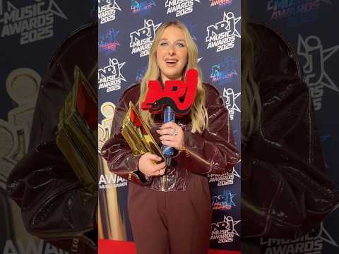 Helena avec son Awards d’Artiste Féminine Francophone de l’année au NRJ Music Awards 2025