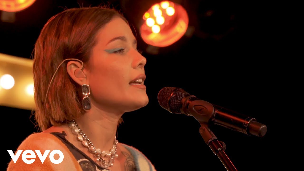 Halsey Live Performance of 'Nightmare' π€