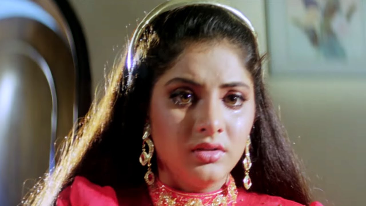 दिव्या भारती की याद में पिता के सामने रोती हैं दिव्या भारती | Geet (1992) का भावुक दृश्य 🎬