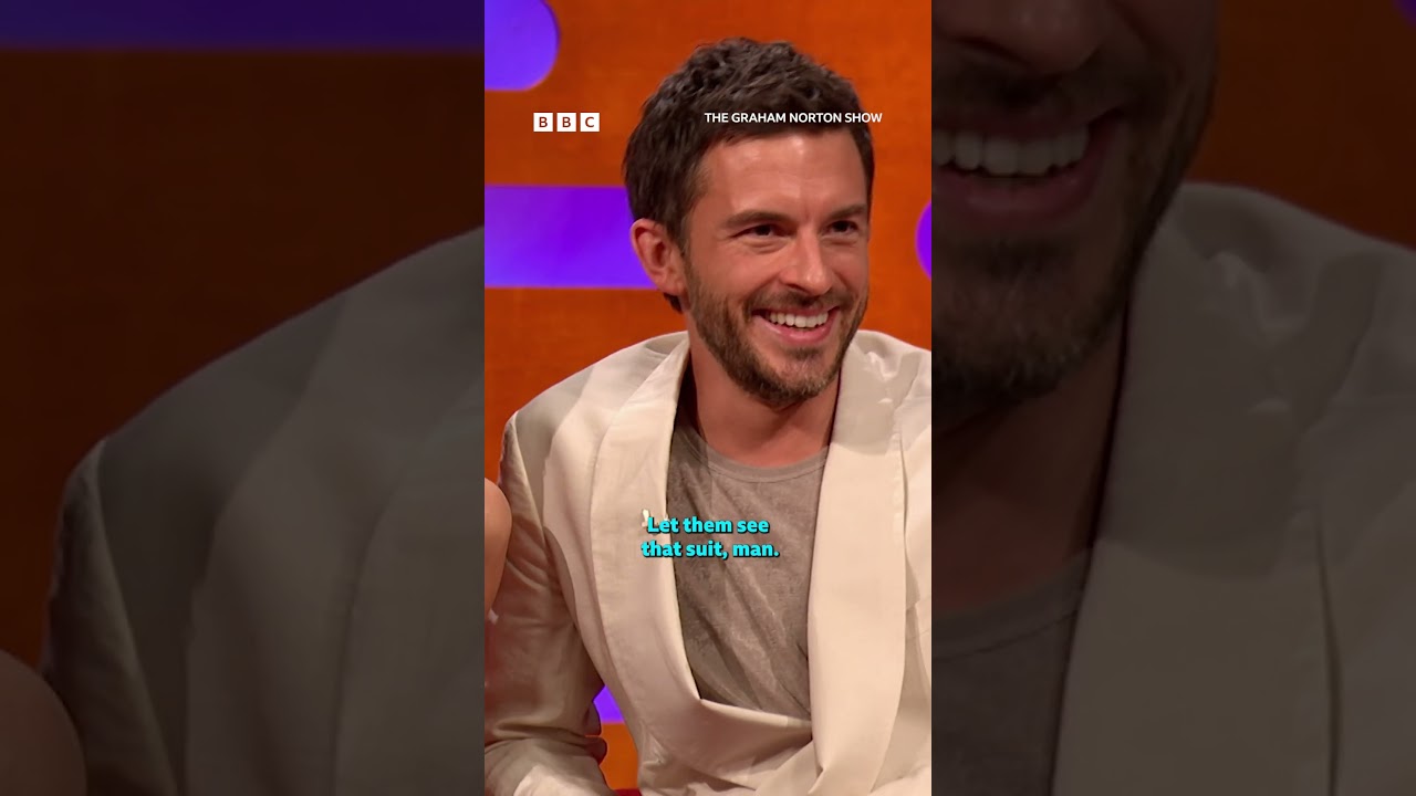 Jonathan Bailey Debuts New Suit on Graham's Show π
