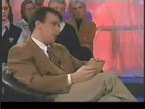 Moderator lacht über Männerstimme 🎙️