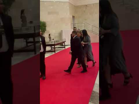 لحظة خروج الفنانة يسرا من مهرجان الفضائيات العربية 2022 بعد استلامها جائزة تكريمها