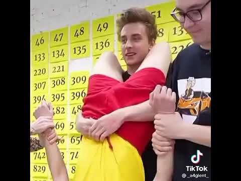 Влад А4 и Глент показывают стойку на руке 🤸♂️