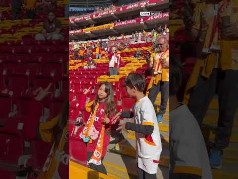 🕺 Galatasaraylı minikler, ‘pode pode’ eşliğinde maçı bekliyor… #shorts #galatasaray
