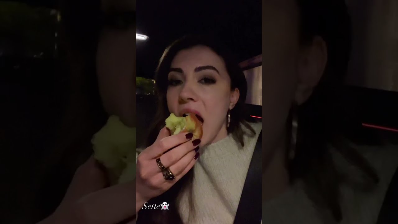 Бурджу Озберк проголодалась! 🍽️ Узнайте последние новости и обзоры турецких сериалов